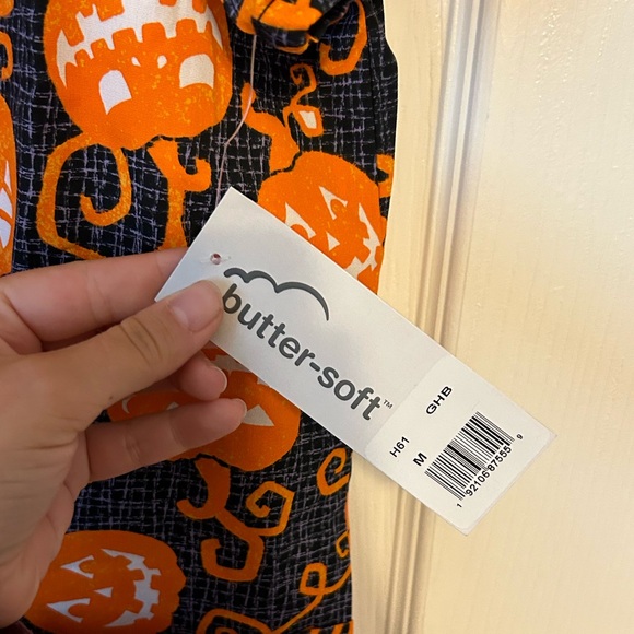 Women’s Halloween printed scrub top - Picture 2 of 7